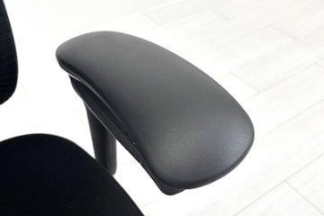 【ポリッシュ脚ピカピカ磨き有！】オカムラ コンテッサセコンダ 大型ヘッドレスト付 Contessa seconda 2018年製 中古 中古オフィス家具 ブラック画像