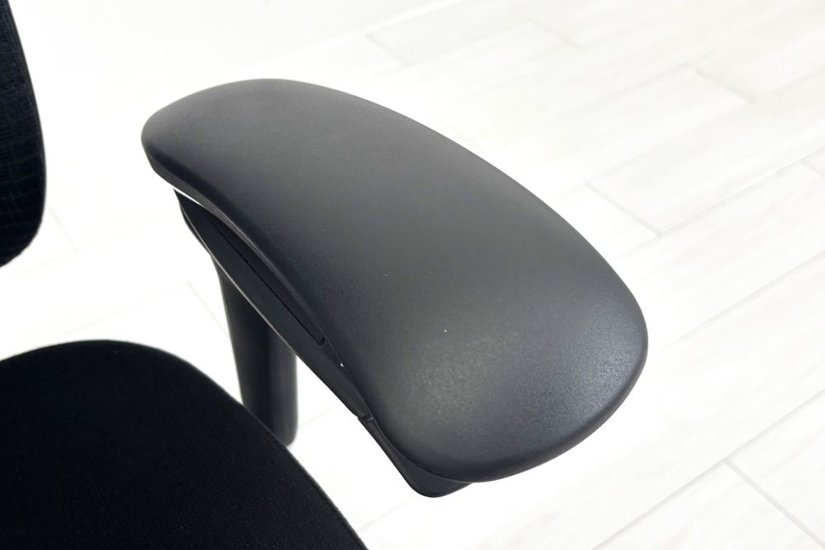 【ポリッシュ脚ピカピカ磨き有！】オカムラ コンテッサセコンダ 大型ヘッドレスト付 Contessa seconda 2018年製 中古 中古オフィス家具 ブラック画像