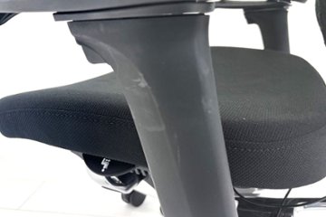 【ポリッシュ脚ピカピカ磨き有！】オカムラ コンテッサセコンダ 大型ヘッドレスト付 Contessa seconda 2018年製 中古 中古オフィス家具 ブラック画像