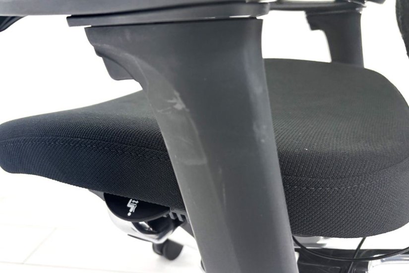 【ポリッシュ脚ピカピカ磨き有！】オカムラ コンテッサセコンダ 大型ヘッドレスト付 Contessa seconda 2018年製 中古 中古オフィス家具 ブラック画像