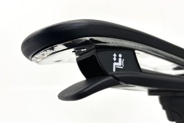 【ポリッシュ脚ピカピカ磨き有！】オカムラ コンテッサセコンダ 大型ヘッドレスト付 Contessa seconda 2018年製 中古 中古オフィス家具 ブラック画像