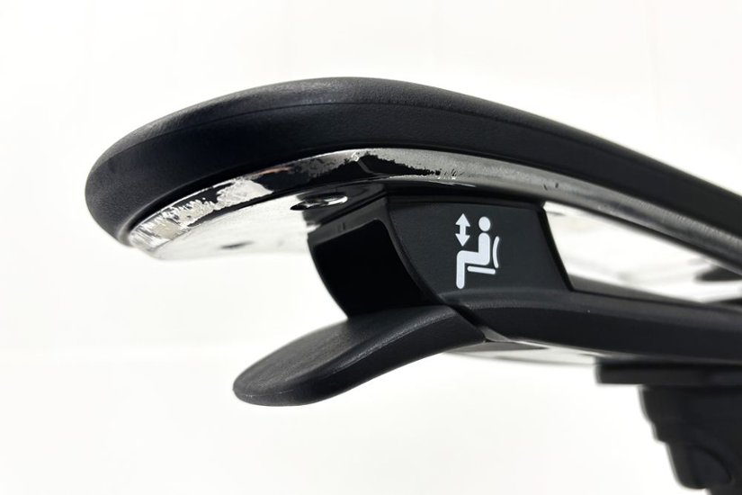 【ポリッシュ脚ピカピカ磨き有！】オカムラ コンテッサセコンダ 大型ヘッドレスト付 Contessa seconda 2018年製 中古 中古オフィス家具 ブラック画像