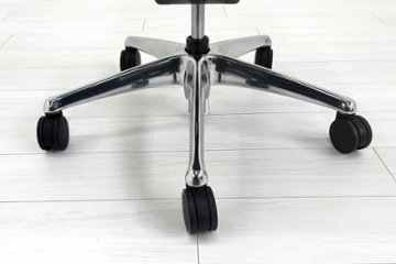 【ポリッシュ脚ピカピカ磨き有！】オカムラ コンテッサセコンダ 大型ヘッドレスト付 Contessa seconda 2018年製 中古 中古オフィス家具 ブラック画像