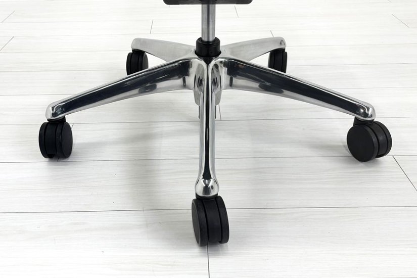 【ポリッシュ脚ピカピカ磨き有！】オカムラ コンテッサセコンダ 大型ヘッドレスト付 Contessa seconda 2018年製 中古 中古オフィス家具 ブラック画像