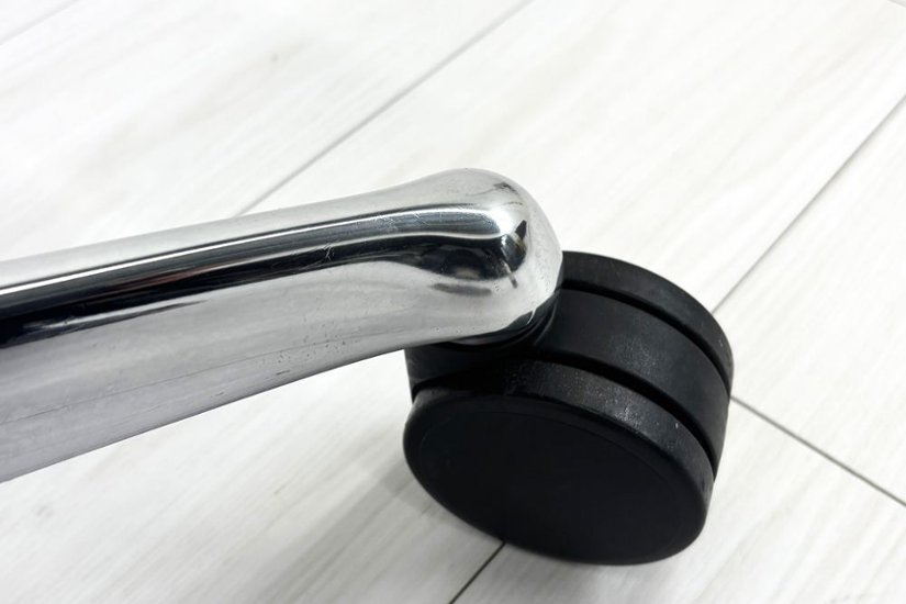 【ポリッシュ脚ピカピカ磨き有！】オカムラ コンテッサセコンダ 大型ヘッドレスト付 Contessa seconda 2018年製 中古 中古オフィス家具 ブラック画像