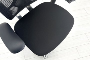 【ポリッシュ脚ピカピカ磨き有！】オカムラ コンテッサセコンダ 大型ヘッドレスト付 Contessa seconda 2018年製 中古 中古オフィス家具 ブラック画像