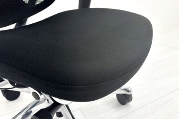 【ポリッシュ脚ピカピカ磨き有！】オカムラ コンテッサセコンダ 大型ヘッドレスト付 Contessa seconda 2018年製 中古 中古オフィス家具 ブラック画像