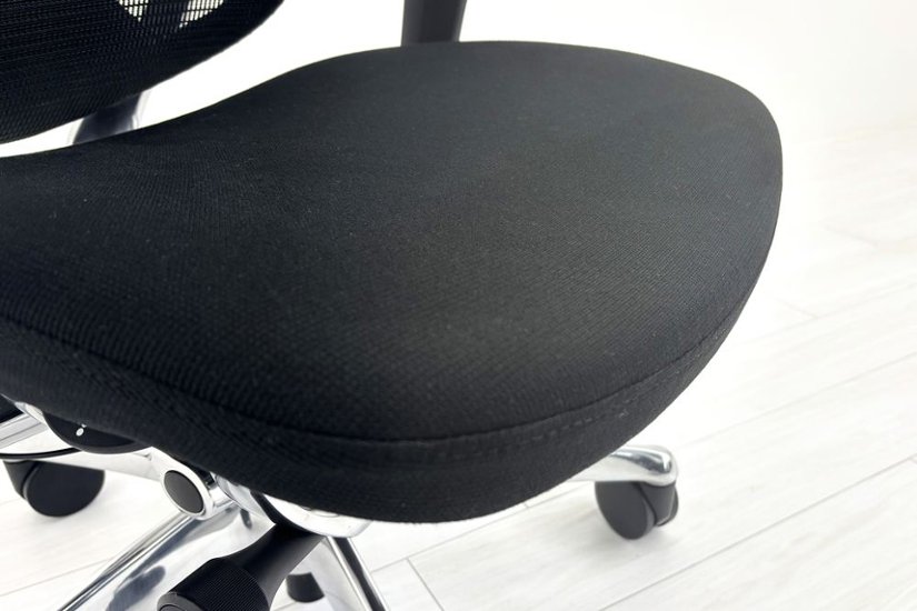 【ポリッシュ脚ピカピカ磨き有！】オカムラ コンテッサセコンダ 大型ヘッドレスト付 Contessa seconda 2018年製 中古 中古オフィス家具 ブラック画像