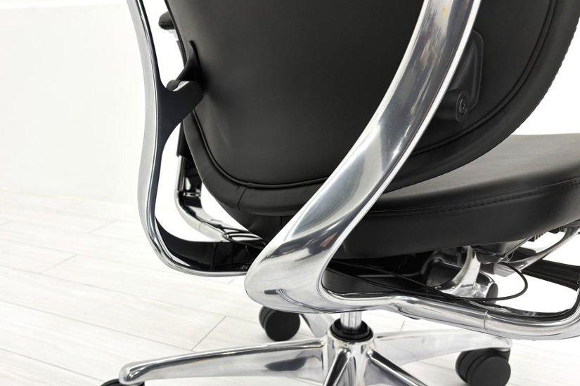 【ポリッシュ脚ピカピカ磨き有！】オカムラ コンテッサ 中古 大型ヘッドレスト付 OKAMURA Contessa 中古オフィス家具 ブラック 革 レザー画像