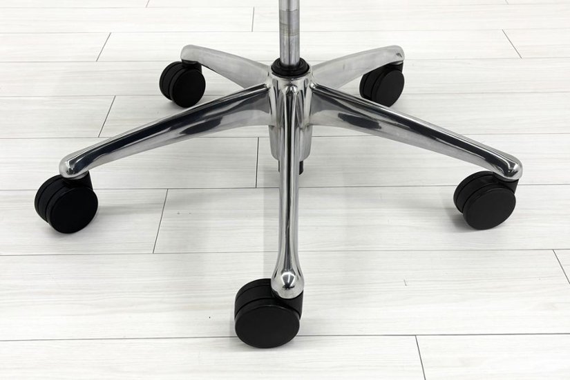 【ポリッシュ脚ピカピカ磨き有！】オカムラ コンテッサ 中古 大型ヘッドレスト付 OKAMURA Contessa 中古オフィス家具 ブラック 革 レザー画像