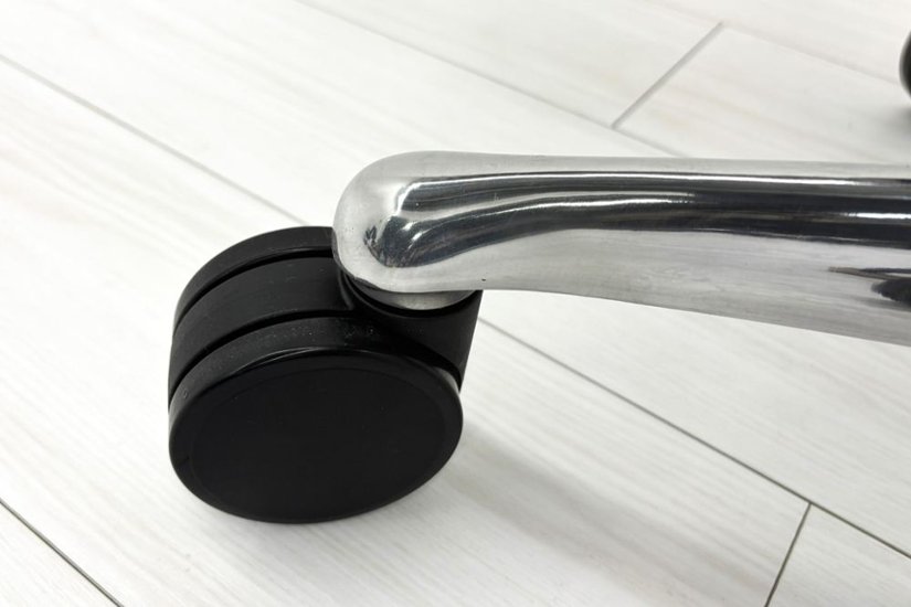 【ポリッシュ脚ピカピカ磨き有！】オカムラ コンテッサ 中古 大型ヘッドレスト付 OKAMURA Contessa 中古オフィス家具 ブラック 革 レザー画像