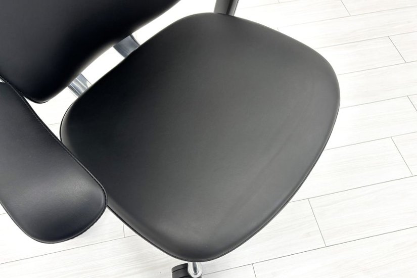 【ポリッシュ脚ピカピカ磨き有！】オカムラ コンテッサ 中古 大型ヘッドレスト付 OKAMURA Contessa 中古オフィス家具 ブラック 革 レザー画像