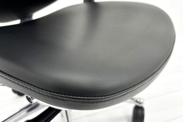 【ポリッシュ脚ピカピカ磨き有！】オカムラ コンテッサ 中古 大型ヘッドレスト付 OKAMURA Contessa 中古オフィス家具 ブラック 革 レザー画像