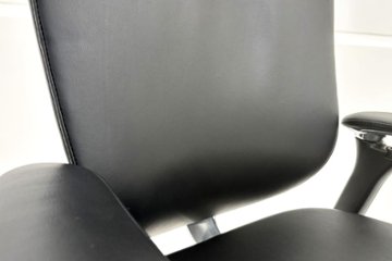 【ポリッシュ脚ピカピカ磨き有！】オカムラ コンテッサ 中古 大型ヘッドレスト付 OKAMURA Contessa 中古オフィス家具 ブラック 革 レザー画像