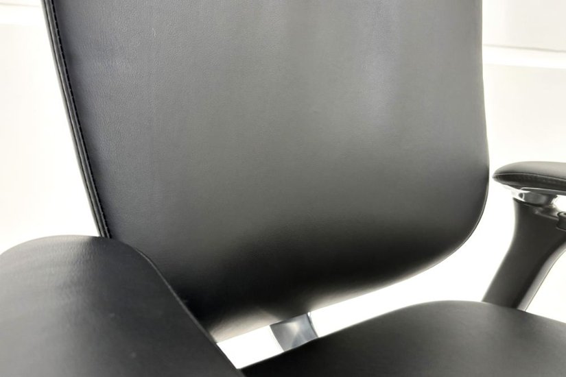 【ポリッシュ脚ピカピカ磨き有！】オカムラ コンテッサ 中古 大型ヘッドレスト付 OKAMURA Contessa 中古オフィス家具 ブラック 革 レザー画像