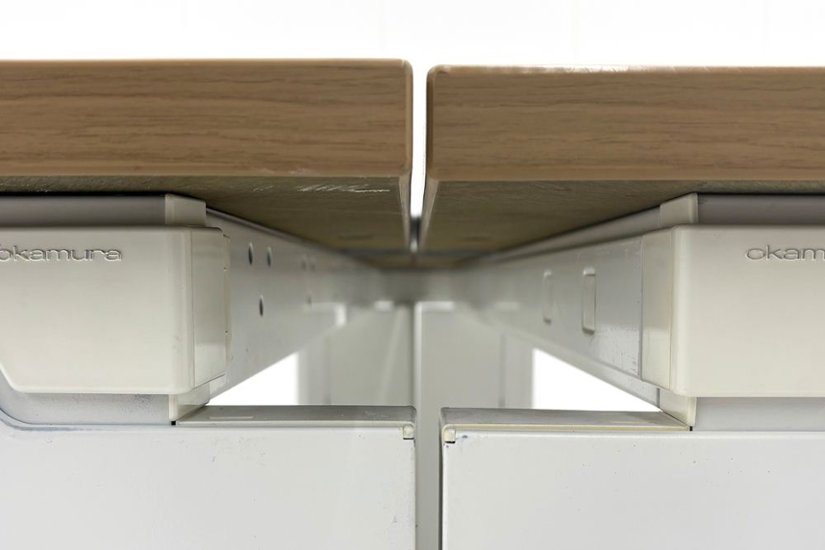 【3台セット】オカムラ ブーメランデスク 120° 1100mm 中古 事務机 中古オフィス家具 ミディアムブラウン系色画像