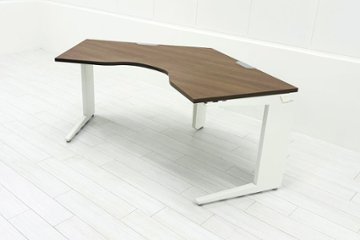 オカムラ ブーメランデスク 120° 1100mm 中古 事務机 中古オフィス家具 ダークブラウン系色の画像