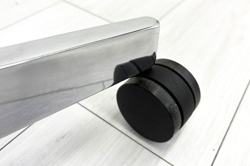 【ポリッシュ脚ピカピカ磨き有！】 ノール Knoll ノル リミックスチェア 中古 2020年製 ハイバック アルミループ肘 アルミミラー脚 ブラック レザー画像