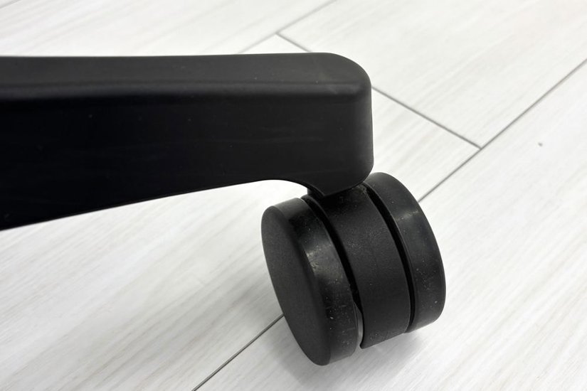 イトーキ アクトチェア 2023年製 中古 エクストラハイバック Act 事務椅子 ITOKI 中古オフィス家具 ブラック画像