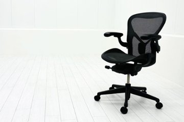 ハーマンミラー アーロンチェア リマスタード Bサイズ ライトシリーズ 中古 2018年製 Herman Miller Aeron Chair Remastered 中古オフィス家具 グラファイトの画像