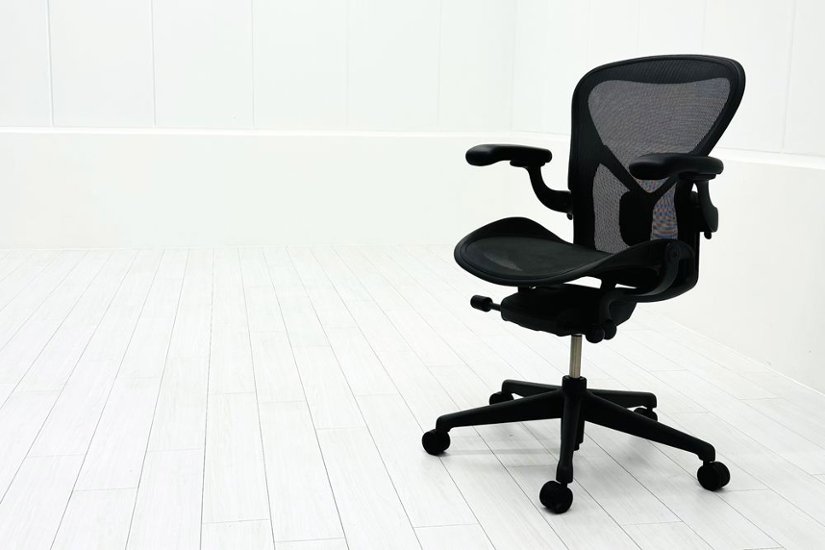 ハーマンミラー アーロンチェア リマスタード Bサイズ ライトシリーズ 中古 2018年製 Herman Miller Aeron Chair Remastered 中古オフィス家具 グラファイト画像