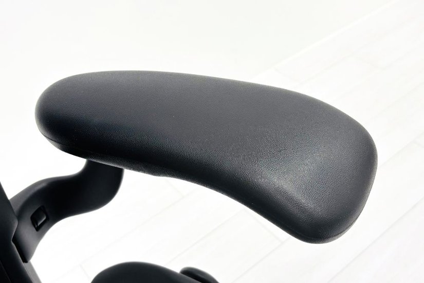 ハーマンミラー アーロンチェア リマスタード Bサイズ ライトシリーズ 中古 2018年製 Herman Miller Aeron Chair Remastered 中古オフィス家具 グラファイト画像