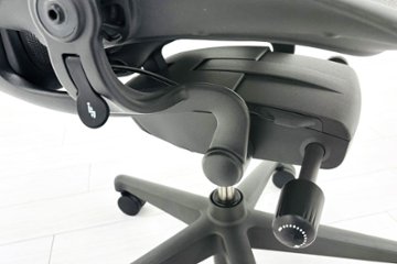 ハーマンミラー アーロンチェア リマスタード Bサイズ ライトシリーズ 中古 2018年製 Herman Miller Aeron Chair Remastered 中古オフィス家具 グラファイト画像
