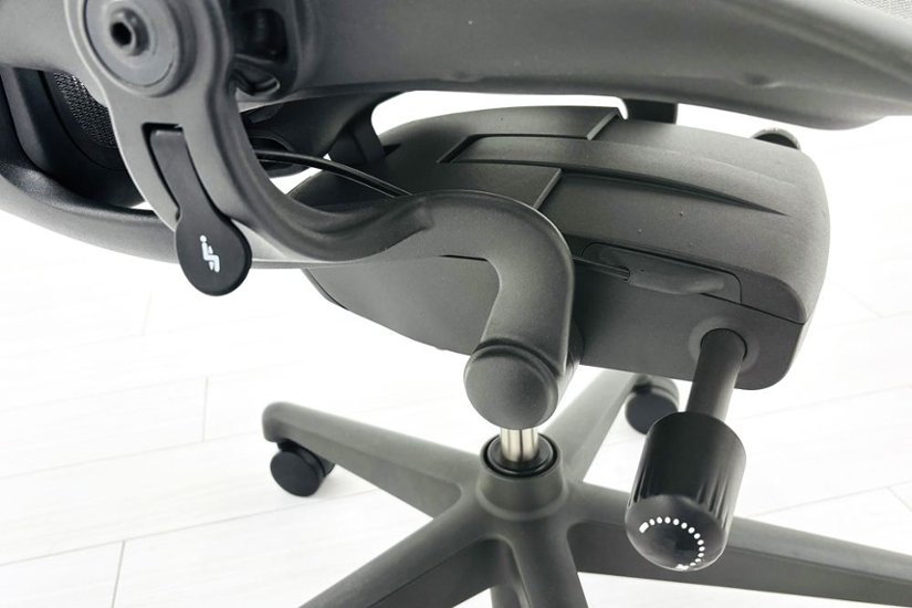 ハーマンミラー アーロンチェア リマスタード Bサイズ ライトシリーズ 中古 2018年製 Herman Miller Aeron Chair Remastered 中古オフィス家具 グラファイト画像