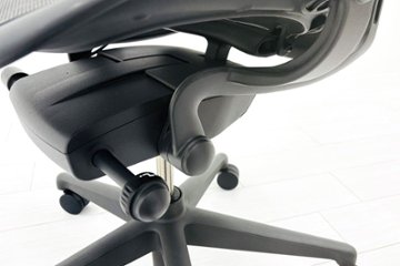 ハーマンミラー アーロンチェア リマスタード Bサイズ ライトシリーズ 中古 2018年製 Herman Miller Aeron Chair Remastered 中古オフィス家具 グラファイト画像