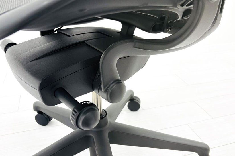 ハーマンミラー アーロンチェア リマスタード Bサイズ ライトシリーズ 中古 2018年製 Herman Miller Aeron Chair Remastered 中古オフィス家具 グラファイト画像