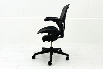 ハーマンミラー アーロンチェア リマスタード Bサイズ ライトシリーズ 中古 2018年製 Herman Miller Aeron Chair Remastered 中古オフィス家具 グラファイト画像