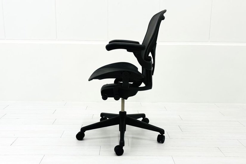 ハーマンミラー アーロンチェア リマスタード Bサイズ ライトシリーズ 中古 2018年製 Herman Miller Aeron Chair Remastered 中古オフィス家具 グラファイト画像