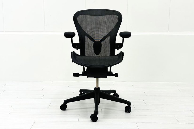 ハーマンミラー アーロンチェア リマスタード Bサイズ ライトシリーズ 中古 2018年製 Herman Miller Aeron Chair Remastered 中古オフィス家具 グラファイト画像