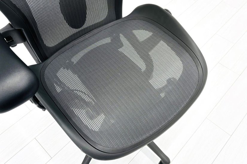 ハーマンミラー アーロンチェア リマスタード Bサイズ ライトシリーズ 中古 2018年製 Herman Miller Aeron Chair Remastered 中古オフィス家具 グラファイト画像