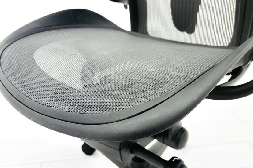 ハーマンミラー アーロンチェア リマスタード Bサイズ ライトシリーズ 中古 2018年製 Herman Miller Aeron Chair Remastered 中古オフィス家具 グラファイト画像