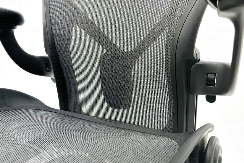 ハーマンミラー アーロンチェア リマスタード Bサイズ ライトシリーズ 中古 2018年製 Herman Miller Aeron Chair Remastered 中古オフィス家具 グラファイト画像