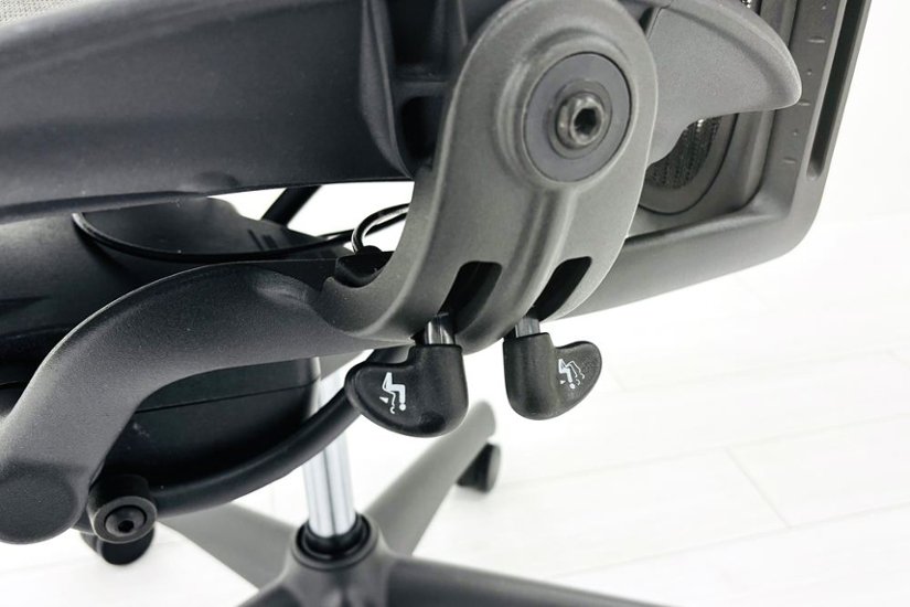 ハーマンミラー アーロンチェア Bサイズ フル装備 中古 2016年製 ポスチャーフィット Herman Miller Aeron Chair 中古オフィス家具 肘レバー画像