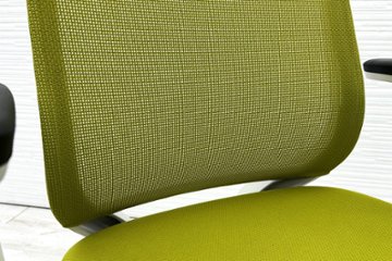 コクヨ ミトラチェア 2021年製 中古 KOKUYO Mitra 背メッシュ 可動肘 中古事務椅子 中古オフィス家具 ライトオリーブ画像