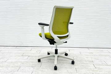 コクヨ ミトラチェア 2021年製 中古 KOKUYO Mitra 背メッシュ 可動肘 中古事務椅子 中古オフィス家具 ライトオリーブ画像