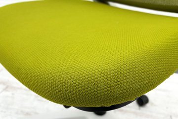 コクヨ ミトラチェア 2021年製 中古 KOKUYO Mitra 背メッシュ 可動肘 中古事務椅子 中古オフィス家具 ライトオリーブ画像