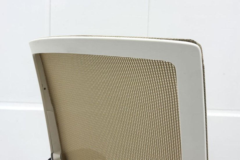 ヴェントチェア イトーキ Vento 2018年製 中古 OAチェア オフィスチェア 中古オフィス家具 KE-837JB-ZWY3 ベージュ画像