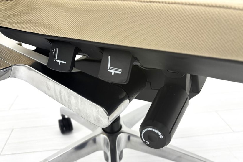 ヴェントチェア イトーキ Vento 2018年製 中古 OAチェア オフィスチェア 中古オフィス家具 KE-837JB-ZWY3 ベージュ画像