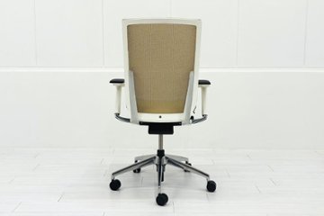 ヴェントチェア イトーキ Vento 2018年製 中古 OAチェア オフィスチェア 中古オフィス家具 KE-837JB-ZWY3 ベージュ画像