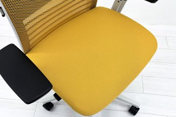 スチールケース シンクチェア 中古 2018年製 Steelcase Think 可動肘 中古オフィス家具 465A300 イエロー画像