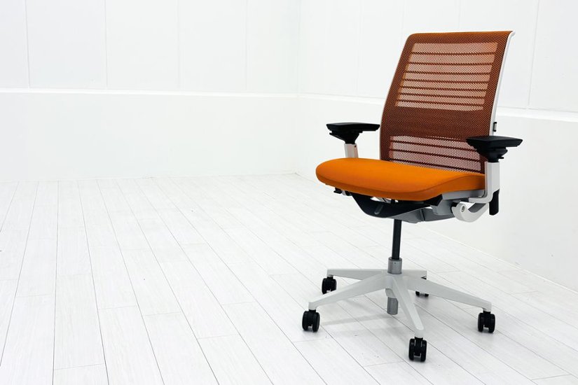 スチールケース シンクチェア 中古 2018年製 Steelcase Think 可動肘 中古オフィス家具 465A300 タンジェリン画像