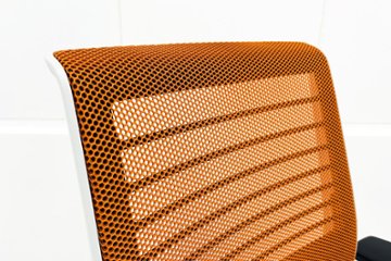 スチールケース シンクチェア 中古 2018年製 Steelcase Think 可動肘 中古オフィス家具 465A300 タンジェリン画像