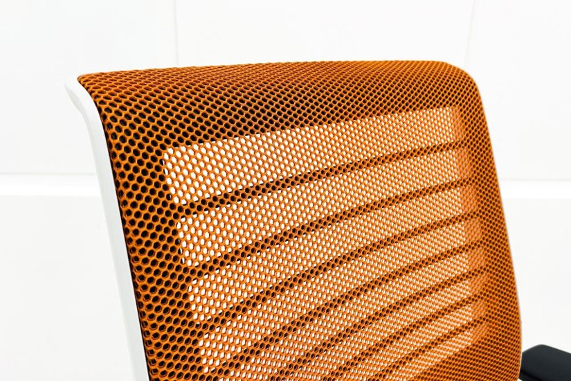 スチールケース シンクチェア 中古 2018年製 Steelcase Think 可動肘 中古オフィス家具 465A300 タンジェリン画像