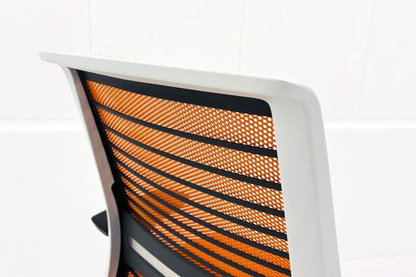 スチールケース シンクチェア 中古 2018年製 Steelcase Think 可動肘 中古オフィス家具 465A300 タンジェリン画像