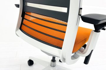 スチールケース シンクチェア 中古 2018年製 Steelcase Think 可動肘 中古オフィス家具 465A300 タンジェリン画像