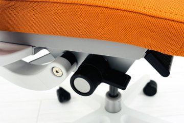 スチールケース シンクチェア 中古 2018年製 Steelcase Think 可動肘 中古オフィス家具 465A300 タンジェリン画像
